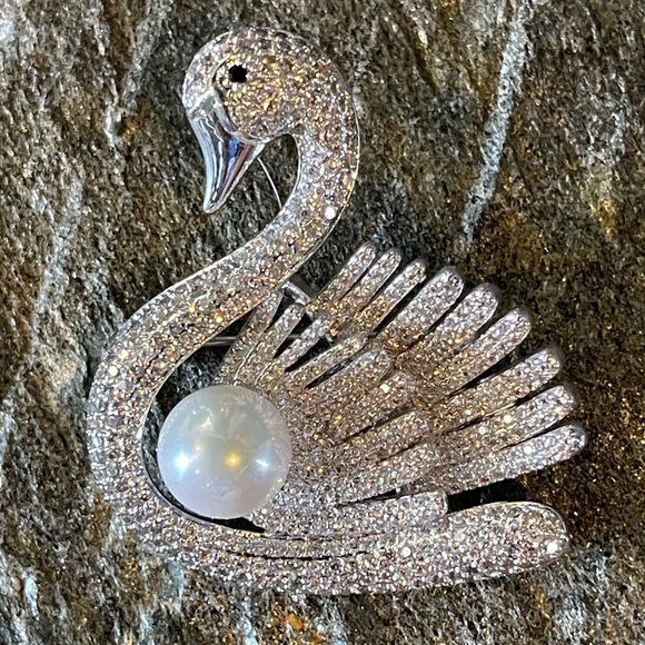 🛍 Swarovski Crystals Pearl Swan Brooch - Picture 2 of 4